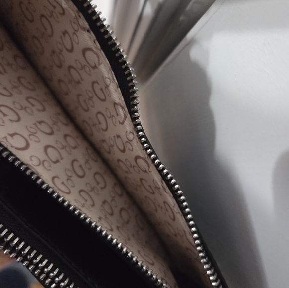 Guess Crossbody - Picture 6 of 7
